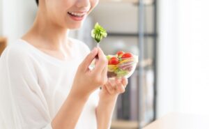 女性の薄毛を食事で改善！今日からできる食生活の見直しと対策