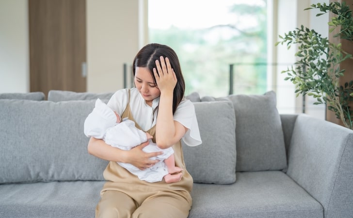 産後に抜け毛が増えるのはなぜ？主な原因