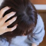 頭皮の毛穴詰まりは肌トラブルを引き起こす！原因と改善策を徹底解説