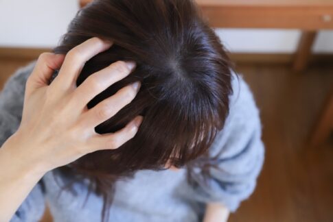 夏の頭皮のかゆみが止まらない！原因と対策を徹底解剖＆皮膚科受診の目安を解説