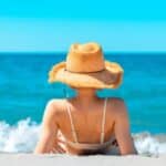海で髪の毛が痛むのはなぜ？原因と前後の対策を徹底解説