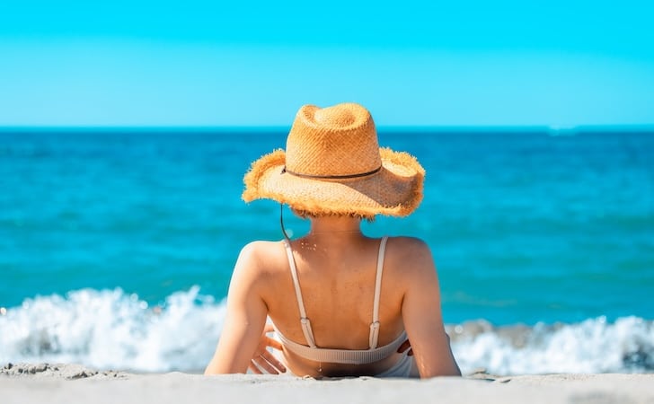 海で髪の毛が痛むのはなぜ？原因と前後の対策を徹底解説